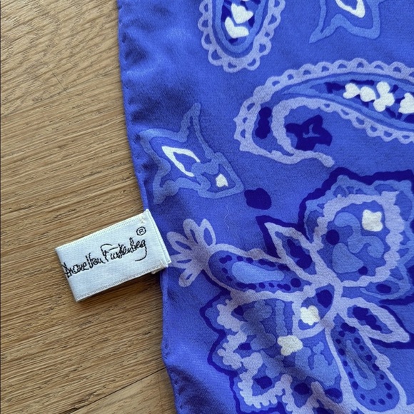 Diane Von Furstenberg Purple and White Paisley Wrap - Picture 4 of 7